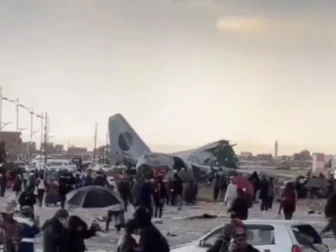 نوٹوں سے بھرا طیارہ گرکر تباہ، 15 ہلاک، مقامی افراد نوٹ لوٹنے میں لگ گئے