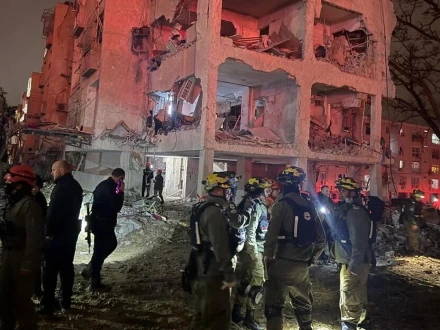 اسرائیلی شہر عراد پر ایرانی میزائل حملہ، متعدد عمارتیں تباہ، ہلاکتوں کا خدشہ