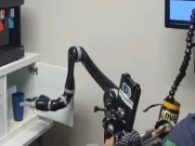 فالج زدہ شخص کے لیے جدید روبوٹک بازو