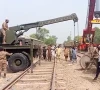 پاک فوج کے دستے کی طرف سے متاثرہ ریلوے ٹریک پر امدادی کارروائیاں