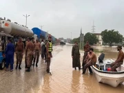 کراچی میں طوفانی بارش، مختلف مقامات پر شہری پھنس گئے، پاک فوج کا موثر ریسکیو آپریشن 