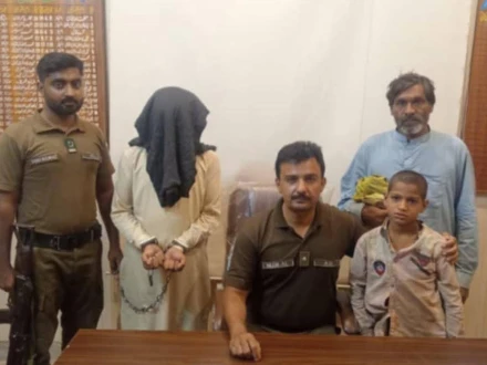 مظفرگڑھ؛ سموسے کے پیسے نہ دینے پر دکاندار کا بچے پر تشدد، کپڑے بھی اتار دیے