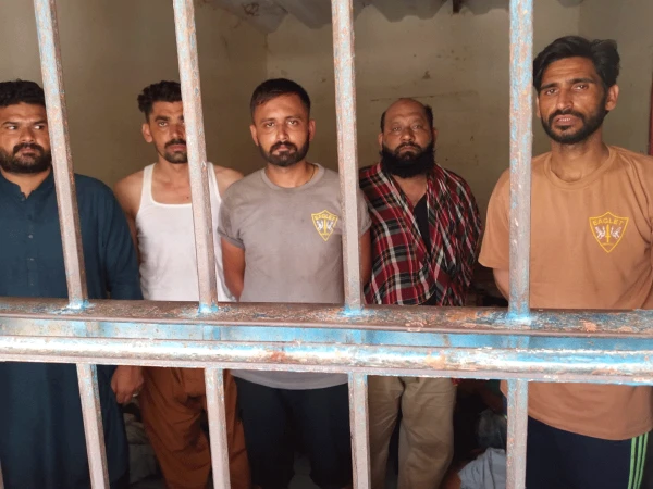 کراچی: پاکستان اسٹیل ملز سے قیمتی دھاتیں چوری کرنے میں ملوث 5 پولیس اہلکاروں سمیت 10 ملزمان گرفتار