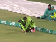 پی ایس ایل فائنل، فیلڈنگ کے دوران لاہور قلندرز کے دو کھلاڑیوں کی آپس میں زور دار ٹکر