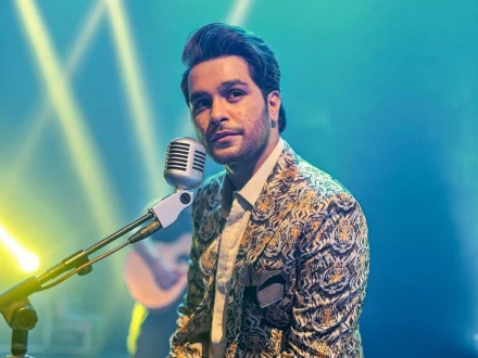 عاصم اظہر نے کہا: ’’جو بکھر گیا اسے ہم سب مل کر سمیٹ سکتے ہیں‘‘ — سیلاب متاثرین کے لیے مدد کی اپیل۔