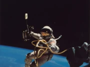 خلا میں پھنسنے کا ڈرامہ رچا کر جعلی خلاباز نے  خاتون کو ہزاروں ڈالرز کا چونا لگا دیا