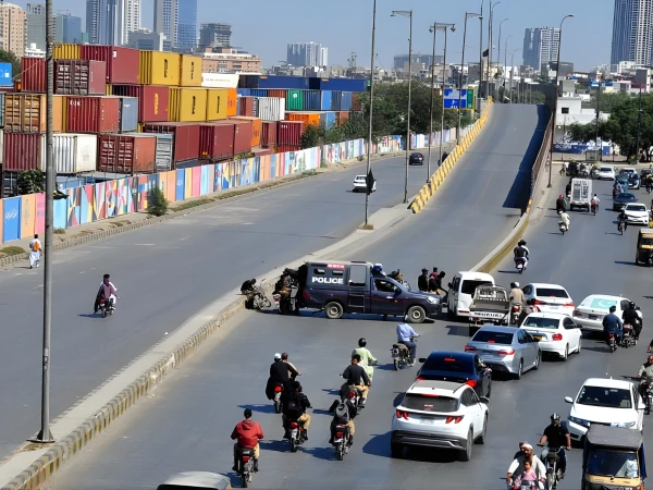 کراچی؛ مائی کلاچی اور ایم ٹی خان روڈ ایک بار پھر ٹریفک کیلیے بند
