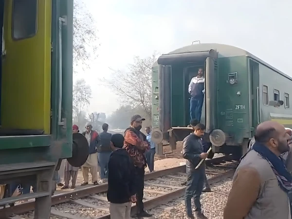 Seven Coaches of Lahore-to-Karachi Train Detach from Engine | Express News