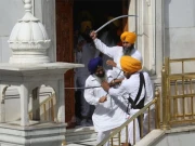 گولڈن ٹیمپل پر نامعلوم افراد کا حملہ؛ ہلاکتوں کا خدشہ 