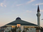 رات گئے نقاب پوش شخص نے مسجد کی دہوار پر توہین آمیز چاکنگ کی