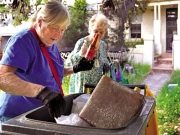 مہنگائی سے تنگ آسٹریلوی شہری کچرا چُننے پر مجبور