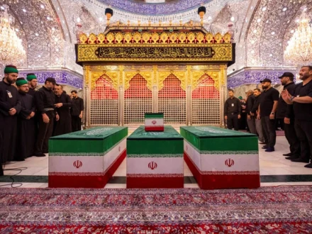 خامنہ ای کا جسد خاکی روضۂ امام حسین پہنچا دیا گیا؛ نماز جنازہ ادا 