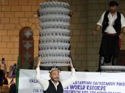 شیشے کے سب سے زیادہ گلاسوں کے ساتھ رقص کرنے کا عالمی ریکارڈ