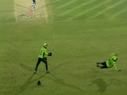 بابر اعظم کا ناقابل یقین کیچ، آئی سی سی کا خراج تحسین