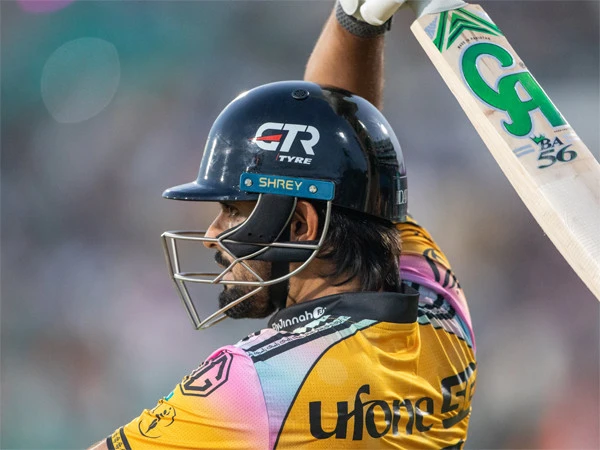 بابر اعظم کا مداح میدان میں گھس گیا، سیکیورٹی اہلکاروں کی دوڑیں لگ گئیں