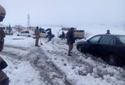 ملک کے بالائی علاقوں میں شدید برفباری سے نظام زندگی جم گیا، راستے بند، پاک فوج کا ریسکیو آپریشن جاری