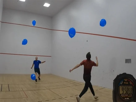 پانچ غباروں کو طویل مدت تک ہوا میں اچھالنے کا انوکھا ریکارڈ