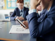 انگلینڈ کے اسکولوں میں موبائل فون پر پابندی؛ بچوں کے سوشل میڈیا استعمال پر پابندی پر غور 