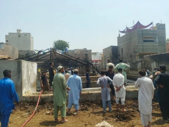 کراچی؛ باڑے میں آتشزدگی کے دوران لاکھوں روپے مالیت کی 8 بھینسیں جھلس کر ہلاک