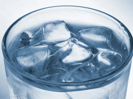 برف پانی پر کیوں تیرتی ہے؟ دیرینہ معمہ حل ہوگیا!