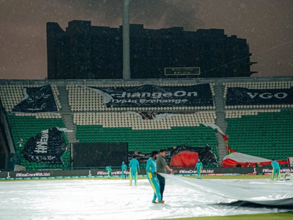 پی ایس ایل 11: ملتان سلطانز بمقابلہ لاہور قلندرز، بارش کے باعث ٹاس مؤخر