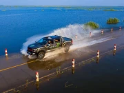 ایسی سڑک جو سیلاب آجانے کی وجہ سے اور بھی خوبصورت ہوجاتی ہے