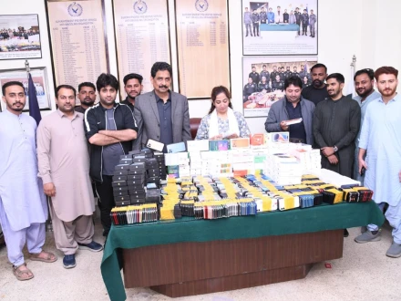 پاکستان کسٹمز کی کارروائی، ٹرک سے کروڑوں مالیت کے اسمگل شدہ فونز برآمد