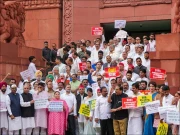 بھارتی پارلیمنٹ میں بہار متنازع قانون پر شدید احتجاج،  کانگریس کا  انتخابی بائیکاٹ کا عندیہ