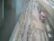 کراچی؛ موٹر سائیکل سوار گاڑی سے ٹکرا کر پل سے گرکر جاں بحق، ویڈیو سامنے آگئی