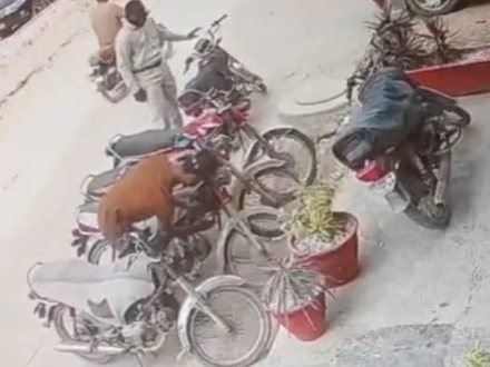 کراچی: صفورہ چورنگی کے قریب ملزمان چند سیکنڈ میں موٹر سائیکل چوری کر کے فرار، ویڈیو سامنے آگئی
