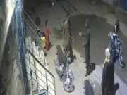 کراچی، پولیس مقابلے میں زخمی حالت میں گرفتار ملزمان بھتہ خور نکلے، سی سی ٹی وی فوٹیج سامنے آ گئی