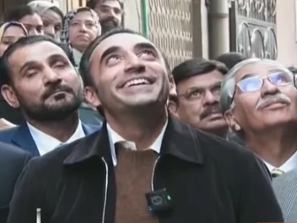 بلاول بھٹو کا لاہور میں چھت پر کھڑی خواتین سے دلچسپ مکالمہ، ویڈیو وائرل