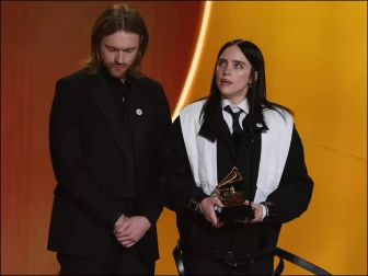 گریمی ایوارڈ جیتتے ہی گلوکارہ بلی ایلش کا امریکی امیگریشن ادارے کے خلاف سخت بیان