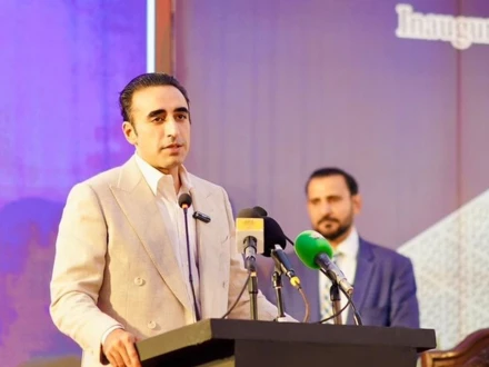 بلاول بھٹو این آئی سی وی ڈی میں قریب سے خطاب کررہے ہیں