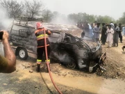 طالبات سے بھری وین میں آگ لگ گئی، ایک طالبہ جاں بحق، 8 زخمی
