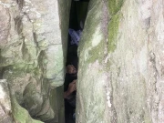 فون نکالنے کے چکر میں خاتون دو چٹانوں کے درمیان اُلٹا پھنس گئیں