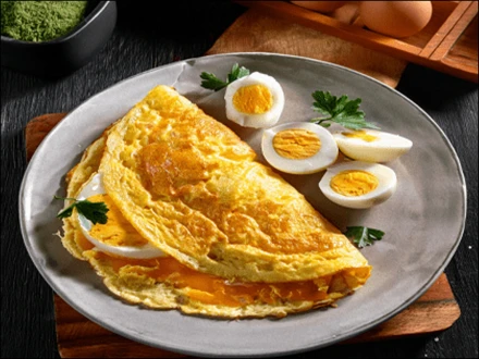 اُبلا ہوا انڈا یا آملیٹ، وزن گھٹانے کے لیے کون سا بہتر؟ ماہرین کی رائے جانیے