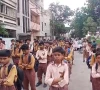 کراچی؛ دہلی گورنمنٹ بوائز اسکول کی بندش کا چوتھا روز، سڑک پر تدریس