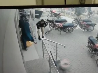 پشاور، ڈھائی کروڑ کی بینک ڈکیتی ناکام بنانے والا بہادر پولیس افسر زخموں کی تاب نہ لاتے ہوئے شہید