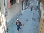 پشاور میں خاتون کی بہادری؛ دوڑ کر بھاگتے چور کو پکڑ لیا؛ ویڈیو سامنے آگئی