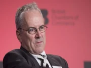 برطانوی وزیر ریلوے کو دوران ڈرائیونگ موبائل سننے پر جرمانہ