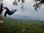 فرانسیسی ڈیئر ڈیول نے 16 مقامات پر بنجی جمپنگ کر کے نیا ریکارڈ بنا ڈالا