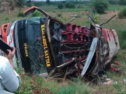 موٹروے پر مسافر بس گہرائی میں جاگری، 5افراد جاں بحق