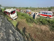 اسلام آباد سے لاہور جانے والی بس ٹائر پھٹنے کے باعث کھائی میں گر گئی، 8افراد جاں بحق