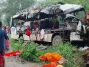 ہندو یاتریوں کی بس اور گیس سلنڈر سے لدے ٹرک میں خوفناک تصادم؛ 18 ہلاکتیں 