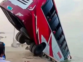 بنگلا دیشں میں دل دہلا دینے والا حادثہ، بس دریا میں گر گئی، 18 افراد جاں بحق