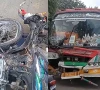 کراچی؛ بریک فیل ہونے سے مسافر بس گاڑی اور موٹر سائیکل سے ٹکرا گئی