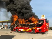 کراچی؛ حب ریور روڈ پر کھڑی بس میں آگ بھڑک اٹھی، ویڈیو سامنے آ گئی