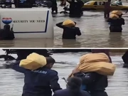 کراچی: کیش وین پانی میں پھنس گئی، لاکھوں روپے کندھوں پر اٹھاکر بینک منتقل کرنےکی ویڈیو وائرل 