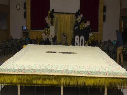 کینیڈا: 80 سالہ شہری نے سالگرہ پر انتہائی بڑا کیک بنا ڈالا